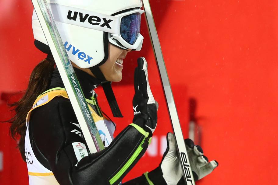Il sorriso di Sara Takanashi, Giappone, dopo la vittoria nel salto di Coppa del mondo a Oberstdorf, Germania (Afp)